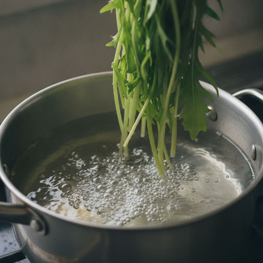 水菜を熱湯でゆでる様子