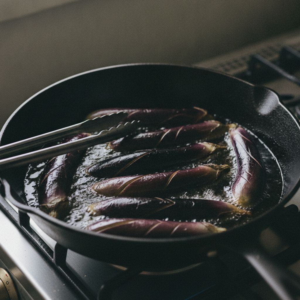 なすを油で揚げ焼きにする様子