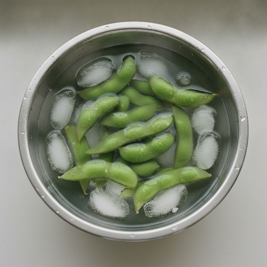 ゆでた枝豆を冷水で冷やす様子