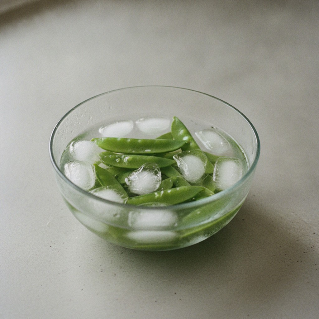 氷水にとった絹さや